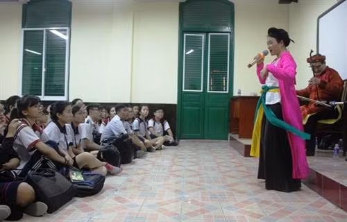 嘲剧走进校园 让学生感受传统艺术魅力。（图片来源：因特网）