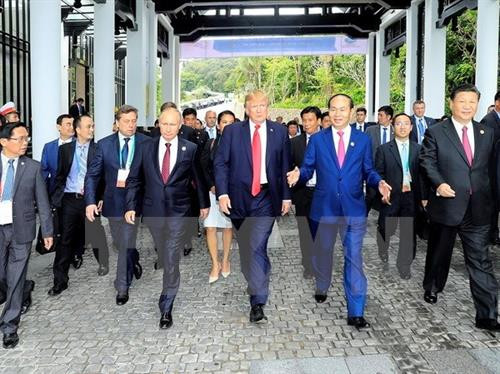 资料图:越南国家主席陈大光与APEC各成员经济体领导人。(图片来源:越通社) 资料图:越南国家主席陈大光与APEC各成员经济体领导人。(图片来源:越通社)