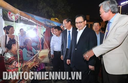 越共中央政治局委员、河内市委书记黄忠海同各位代表参观宁顺省特产展区。记者 凯旋 摄 越共中央政治局委员、河内市委书记黄忠海同各位代表参观宁顺省特产展区。记者 凯旋 摄