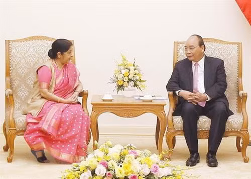 越南政府总理阮春福会见印度外交部长斯瓦拉吉 图自越通社