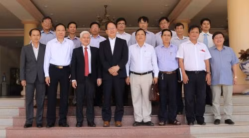 各位代表合影留念。(图片来源:越通社) 各位代表合影留念。(图片来源:越通社)