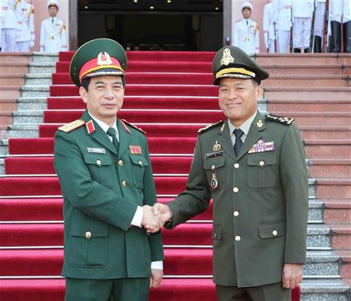 国防部副部长潘文江（左）与柬埔寨国家宪兵总司令冯批森（右）。图自越通社