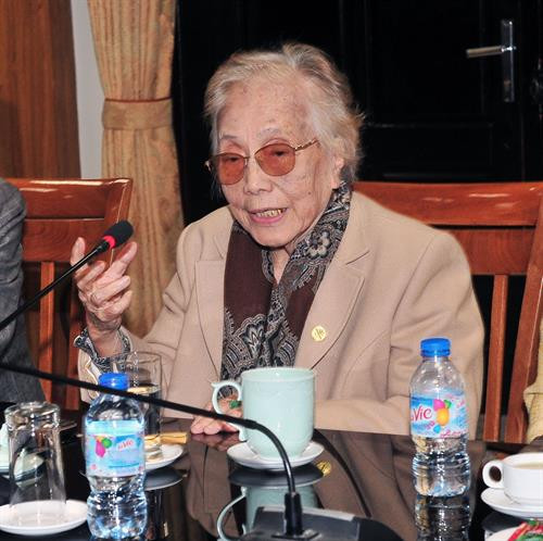 越南南方民族解放阵线谈判代表团团长阮氏萍发表讲话。（图片来源：越通社）