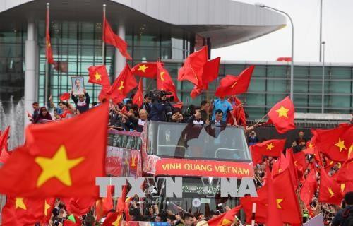数百万人已涌上街头挥舞着国旗迎接U23足球队。（图片来源：越通社）