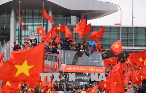 数百万人已涌上街头挥舞着国旗迎接U23足球队。（图片来源：越通社）