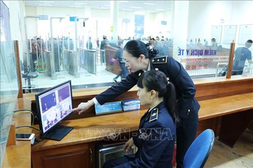 广宁省口岸工作人员检查入境越南的中国游客身体状况。图自越通社