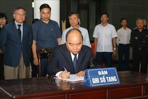 政府总理阮春福在吊唁簿上留言。图自越通社