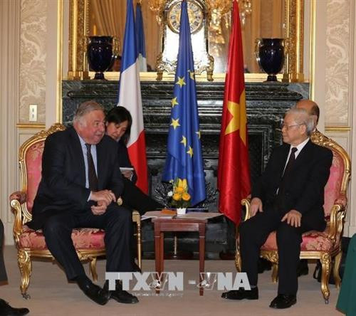 越共中央总书记阮富仲（右）与法国参议院议长热拉尔·拉尔歇。越通社记者 志勇 摄