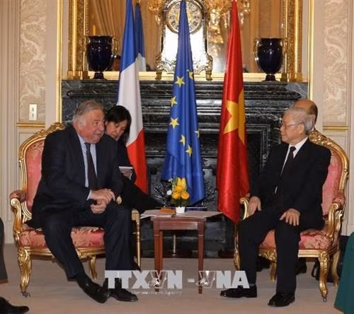 越共中央总书记阮富仲(右)与法国参议院议长热拉尔·拉尔歇。越通社记者 志勇 摄 越共中央总书记阮富仲(右)与法国参议院议长热拉尔·拉尔歇。越通社记者 志勇 摄