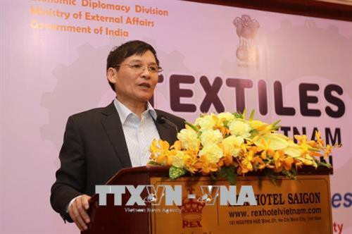 越南纺织服装协会主席张文锦发表讲话。（图片来源：越通社）