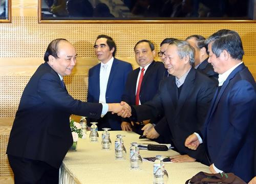 政府总理阮春福和计划与投资部代表握手。越通社记者统一 摄