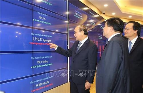 阮春福总理出席落实政府2020年一号和二号决议的视频会议。图自越通社