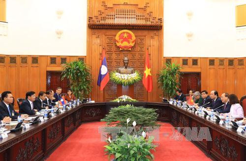 越南政府总理阮春福与老挝总理通伦•西苏里（图片来源：越通社）