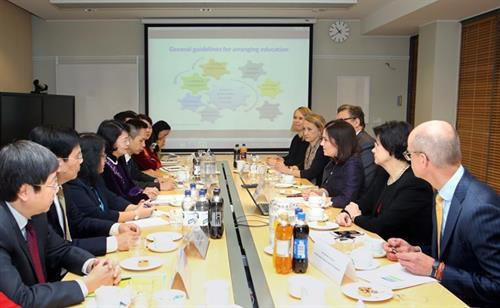 邓氏玉盛会见芬兰教育与文化部长桑尼•格兰-拉索宁。越通社记者 尹晋 摄 邓氏玉盛会见芬兰教育与文化部长桑尼•格兰-拉索宁。越通社记者 尹晋 摄