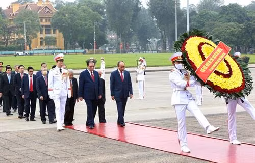 值此南方解放实现国家统一45周年之际，越南党和国家领导人拜谒胡志明主席陵墓。图自越通社