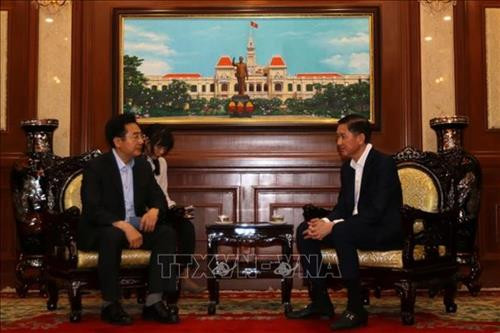 胡志明市人民委员会副主席陈永线（右）会见韩国国会预算委员会主任李钟虎。图自越通社