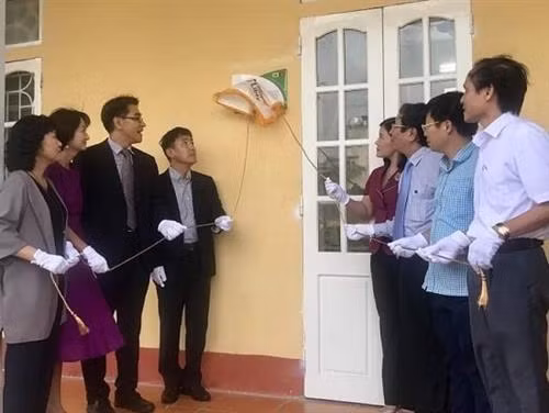 由韩国文化体育旅游部资助兴建的第12家图书馆在南定省直宁县陶积师初中学校揭牌并投入使用。图自互联网 由韩国文化体育旅游部资助兴建的第12家图书馆在南定省直宁县陶积师初中学校揭牌并投入使用。图自互联网