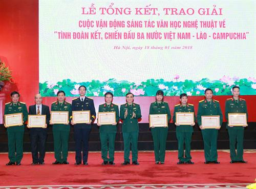 阮仲义上将向获得二等奖的代表颁发奖状。（图片来源：越通社）