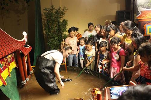 水上木偶戏艺人黄香江和儿童们。(图片来源:因特网) 水上木偶戏艺人黄香江和儿童们。(图片来源:因特网)