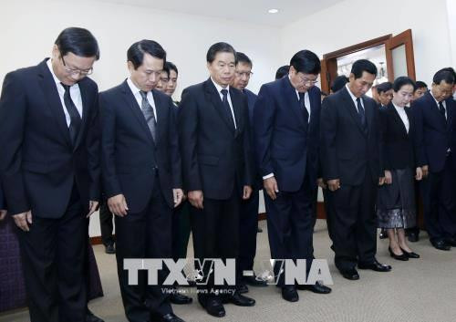 老挝党和国家领导吊唁越南前政府总理潘文凯。（图片来源：越通社）