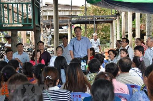 胡志明市祖国阵线委员会副主席阮成忠走访慰问柬埔寨金边火灾受灾越裔。(图片来源:越通社驻柬埔寨记者 摄) 胡志明市祖国阵线委员会副主席阮成忠走访慰问柬埔寨金边火灾受灾越裔。(图片来源:越通社驻柬埔寨记者 摄)