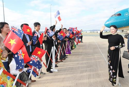 越南国会主席阮氏金银一行抵达澳大利亚首都堪培拉。(图片来源:越通社) 越南国会主席阮氏金银一行抵达澳大利亚首都堪培拉。(图片来源:越通社)