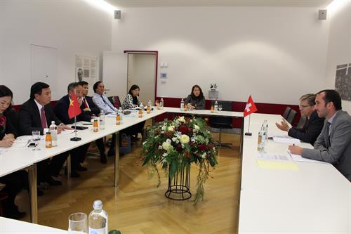 阮春胜同瑞士外交部负责亚太事务的国务秘书Rafael Naegeli进行交谈 图自越通社