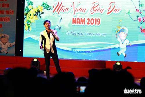 交流会上的节目。(图片来源:tuoitre.vn) 交流会上的节目。(图片来源:tuoitre.vn)