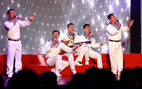 战士们在交流会上表演。(图片来源:tuoitre.vn) 战士们在交流会上表演。(图片来源:tuoitre.vn)