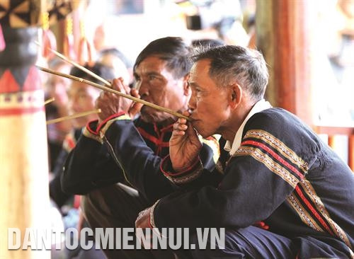 在见证结拜各种仪式结束后，村民一起喝酒，吃饭、唱歌和跳舞，一起向结为兄弟或姐妹的人祝福，祝愿他们一直保持团结和友好情谊。记者 杨江 摄