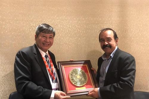 越南劳动总联合会常务副主席陈青海会见法国全国总工会秘书长菲利普•马蒂奈兹。图自https://laodong.vn 越南劳动总联合会常务副主席陈青海会见法国全国总工会秘书长菲利普•马蒂奈兹。图自https://laodong.vn