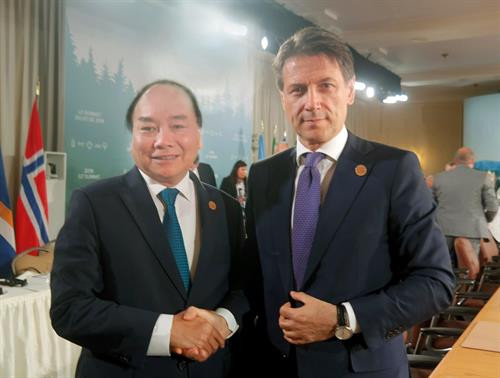 政府总理阮春福与意大利总理朱塞佩•孔特。越通社记者 统一 摄 政府总理阮春福与意大利总理朱塞佩•孔特。越通社记者 统一 摄