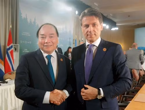 政府总理阮春福与意大利总理朱塞佩•孔特。越通社记者 统一 摄 政府总理阮春福与意大利总理朱塞佩•孔特。越通社记者 统一 摄
