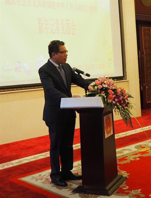 越南驻华大使邓明魁在见面会上发表讲话。（图片来源：越通社）