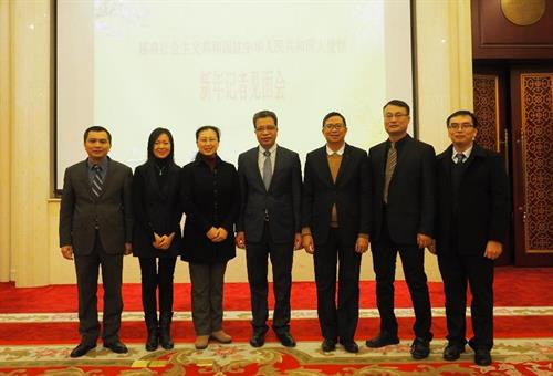 越南驻华大使邓明魁（右四）与中国各大新闻媒体机构代表合影。（图片来源：越通社）