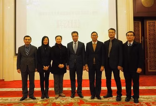 越南驻华大使邓明魁（右四）与中国各大新闻媒体机构代表合影。（图片来源：越通社）