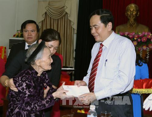 越南祖国阵线中央委员会主席会见全国越南英雄母亲和革命战争时期有功人员代表团 ảnh 8