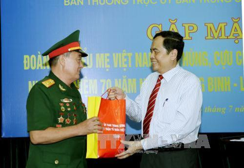 陈青敏向与会代表赠送礼物。（图片来源：越通社）