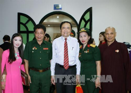 陈青敏与各位代表合影。（图片来源：越通社）