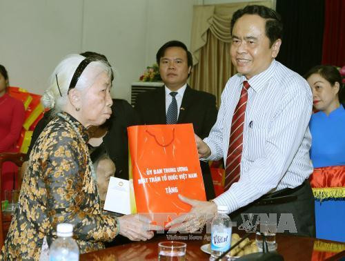 陈青敏向英雄母亲赠送礼物。（图片来源：越通社）