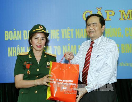 陈青敏向各位代表赠送礼物。（图片来源：越通社）