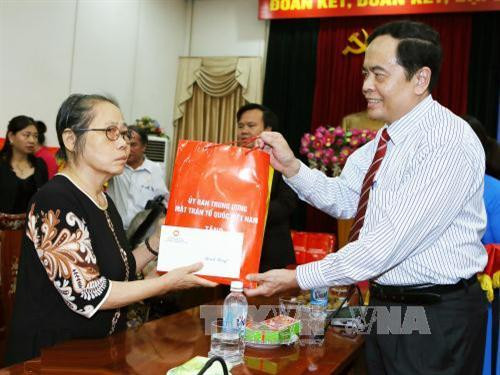 陈青敏向英雄母亲赠送礼物。（图片来源：越通社）