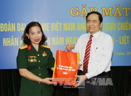 陈青敏向与会代表赠送礼物。（图片来源：越通社）