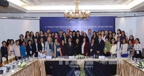 参加第二次APEC妇女与经济政策伙伴会议的代表。（图片来源：越通社）