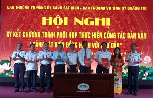 "海警与渔民并肩同行”民运工作实施计划签署仪式。图自越通社