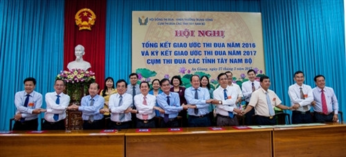 越南国家副主席邓氏玉盛出席西南部各省2016年竞赛奖励工作总结会议。(图片来源:越通社) 越南国家副主席邓氏玉盛出席西南部各省2016年竞赛奖励工作总结会议。(图片来源:越通社)