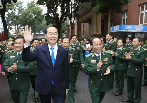 越南国家主席陈大光走访边防部队司令部。（图片来源：越通社）