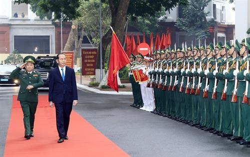 越南国家主席陈大光走访边防部队司令部。（图片来源：越通社）