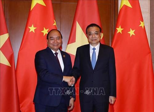 越南政府总理阮春福(左)与中国国务院总理李克强。越通社记者 统一 摄 越南政府总理阮春福(左)与中国国务院总理李克强。越通社记者 统一 摄