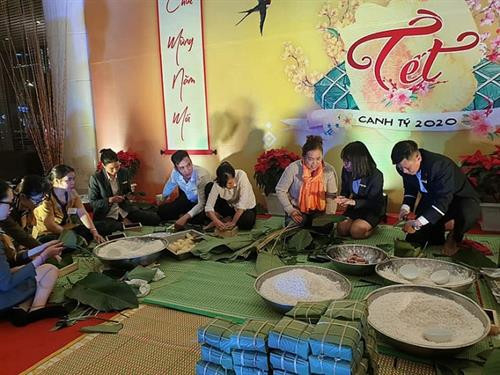 越南人包粽子传统习俗。图自越通社 越南人包粽子传统习俗。图自越通社